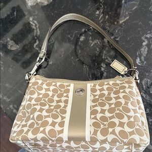 COACH signature handbag. Detachable handle .EUC